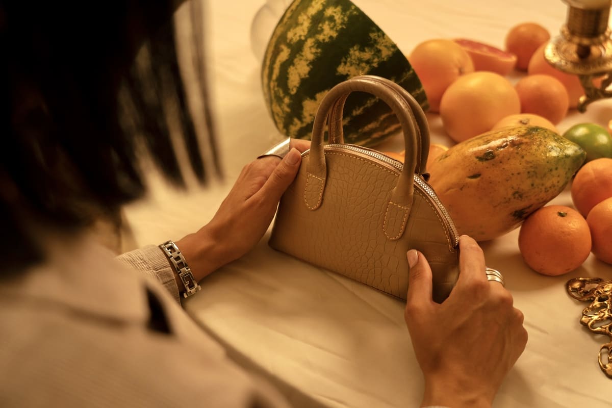 مینی بگ چرم خاکی زنانه | کیف دستی چرم زنانه خاکی | چرم آرا