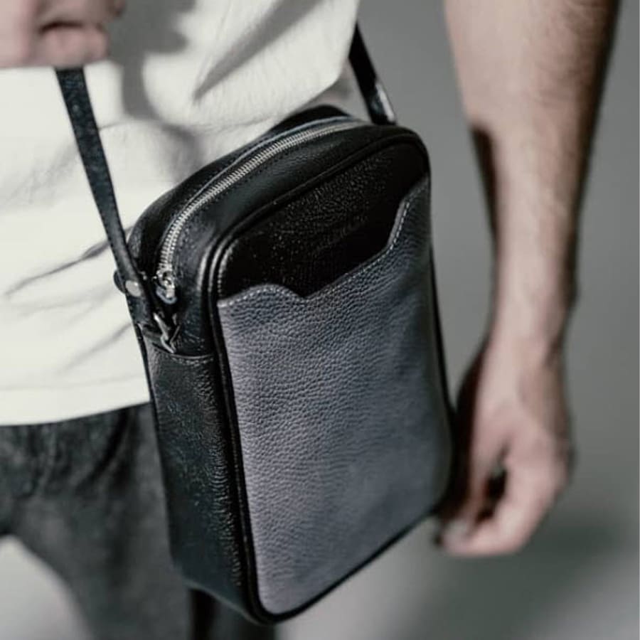 کیف دوشی چرم مشکی مردانه کیف کراس بادی | چرم آرا
