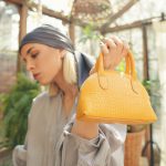کیف دوشی و دستی زنانه رنگ زرد با زنجیر فلزی | چرم آرا